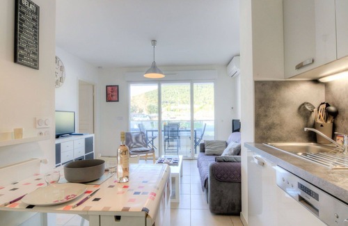 Carqueiranne Apartment | Cosy apartment for 2 guests with A/C, pool, WIFI, TV, terrace and parking