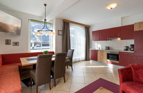 Stumm Apartment | Cosy apartment for 10 people with pool, WIFI, TV, terrace and pets allowed