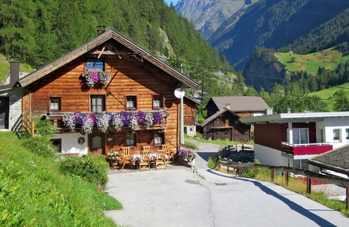 Soelden Apartment | Cosy apartment for 10 guests with WIFI, TV, terrace, pets allowed and parking