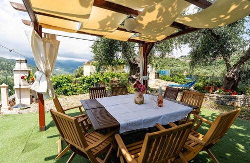 Civezza Apartment | Cosy apartment for 10 guests with WIFI, pool, patio and pets allowed