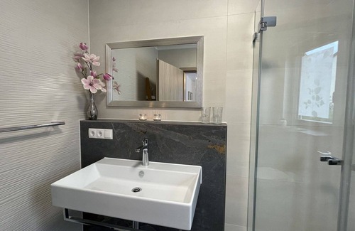 Ueberlingen Apartment | Cosy apartment for 2 guests with WIFI, TV, terrace and parking