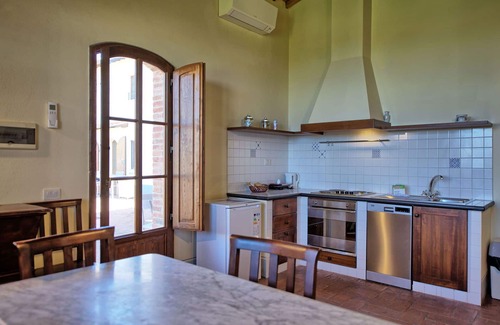 Castelnuovo Berardenga Apartment | Cosy apartment for 2 guests with A/C, pool, TV, panoramic view and parking, close to Siena