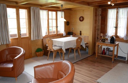 Lauenen Apartment | Cosy apartment for 2 people with balcony