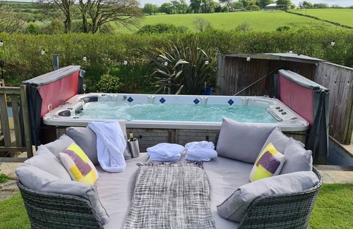 Fivelanes Apartment | Cosy apartment for 2 people with WIFI, hot tub, TV, patio and pets allowed