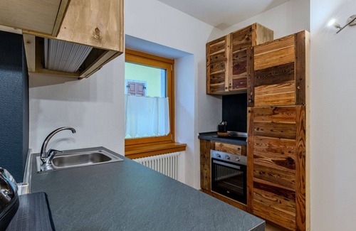 Pinzolo Apartment | Cosy apartment for 3 guests with WIFI, TV and parking