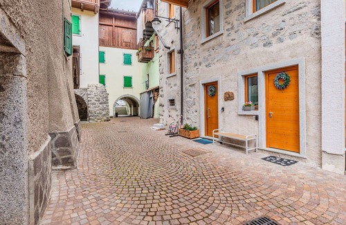 Pinzolo Apartment | Cosy apartment for 3 guests with WIFI, TV and parking