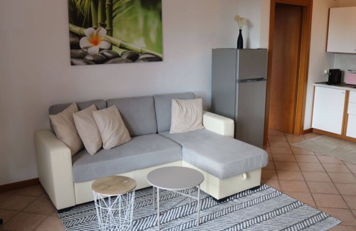 Colà Di Lazise Apartment | Cosy apartment for 3 guests with A/C, pool, TV, balcony and pets allowed