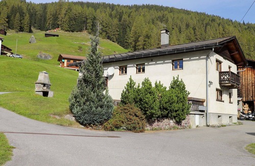 Frauenkirch Apartment | Cosy apartment for 3 guests with WIFI, TV, terrace, panoramic view and parking