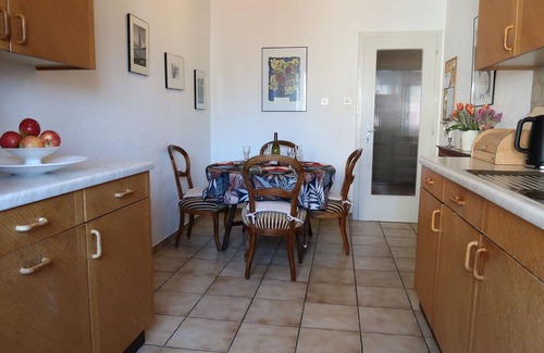 Fribourg Apartment | Cosy apartment for 4 guests with WIFI, TV, patio and parking