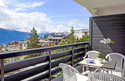 Montana Apartment | Cosy apartment for 4 guests with WIFI, TV, balcony, panoramic view and parking