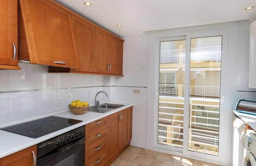 Vinaros Apartment | Cosy apartment for 4 guests with WIFI, pool, TV, terrace and parking