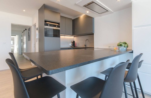 Mariakerke Apartment | Cosy apartment for 4 guests with WIFI, TV, balcony and parking