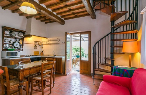 Pescia Apartment | Cosy apartment for 4 guests with pool, WIFI, patio, pets allowed and parking