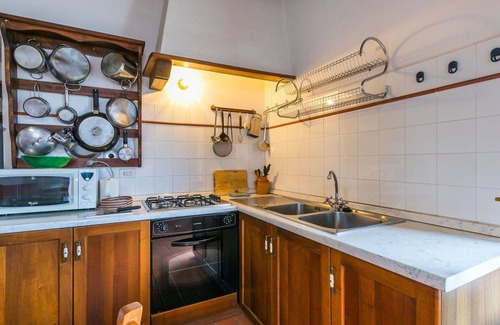 Pescia Apartment | Cosy apartment for 4 guests with pool, WIFI, patio, pets allowed and parking