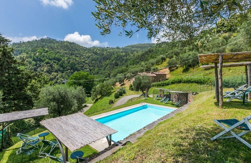 Pescia Apartment | Cosy apartment for 4 guests with pool, WIFI, patio, pets allowed and parking