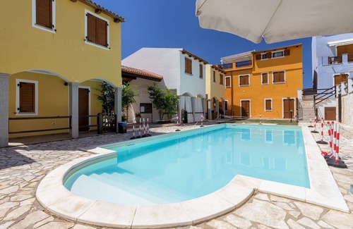 Viddalba Apartment | Cosy apartment for 4 guests with pool, WIFI, A/C, TV, terrace and pets allowed