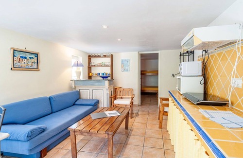Lambesc Apartment | Cosy apartment for 4 people with WIFI, pool, TV, patio, pets allowed and parking