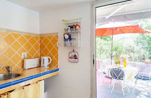 Lambesc Apartment | Cosy apartment for 4 people with WIFI, pool, TV, patio, pets allowed and parking