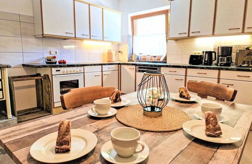 Ginzling Apartment | Cosy apartment for 5 people with balcony, pets allowed and parking