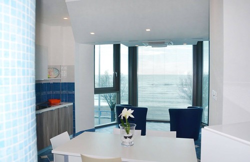 Latina Lido Apartment | Cosy apartment for 5 people with pool, A/C, WIFI, TV, balcony and pets allowed