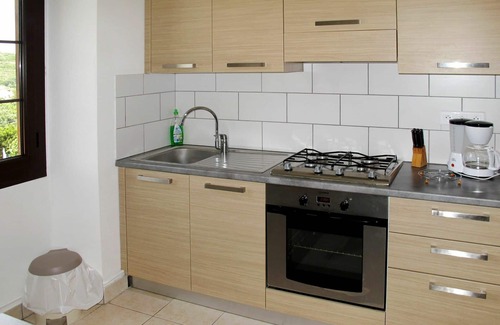 Galeria Apartment | Cosy apartment for 5 people with A/C, WIFI, pool, TV, terrace, pets allowed and parking