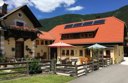 Gnesau Apartment | Cosy apartment for 5 people with hot tub, WIFI, TV, patio, pets allowed and parking