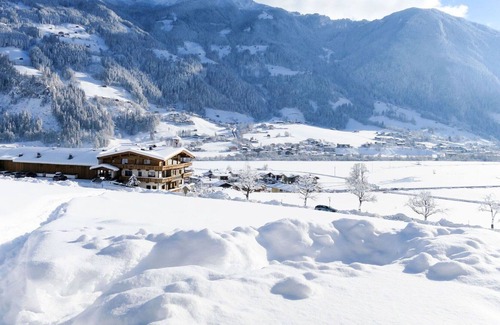 Hippach Apartment | Cosy apartment for 6 guests with WIFI, TV, terrace and parking
