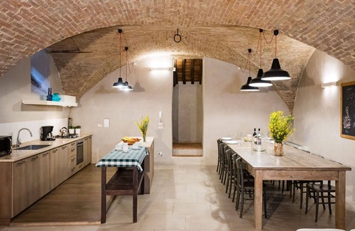 Cortona Old Town Apartment | Cosy apartment for 6 guests with WIFI, A/C, TV and patio