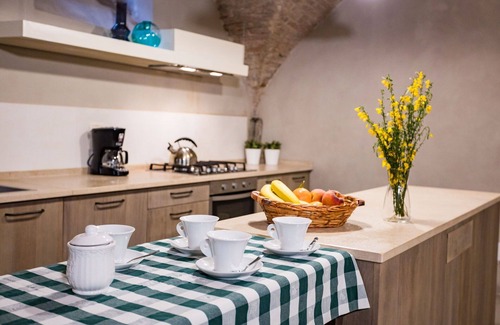Cortona Old Town Apartment | Cosy apartment for 6 guests with WIFI, A/C, TV and patio