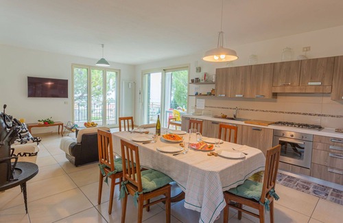 Pineto Apartment | Cosy apartment for 6 guests with WIFI, TV, terrace, pets allowed and panoramic view