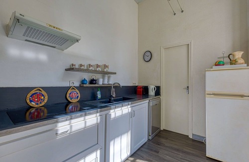 Beziers City Centre Apartment | Cosy apartment for 6 people with WIFI, TV, patio, pets allowed and parking