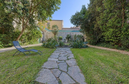 Beziers City Centre Apartment | Cosy apartment for 6 people with WIFI, TV, patio, pets allowed and parking