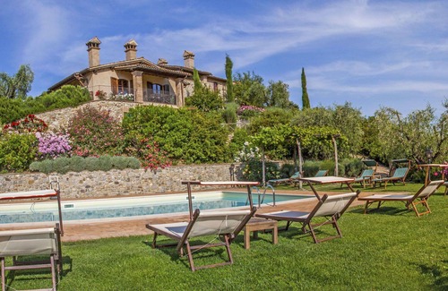 Allerona Apartment | Cosy apartment for 6 people with pool, WIFI, TV, patio, pets allowed, panoramic view and parking