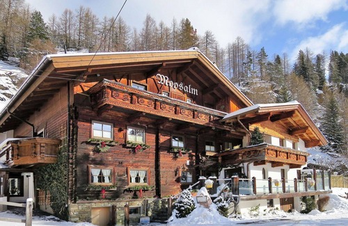 Soelden Apartment | Cosy apartment for 7 guests with WIFI, TV, balcony and parking