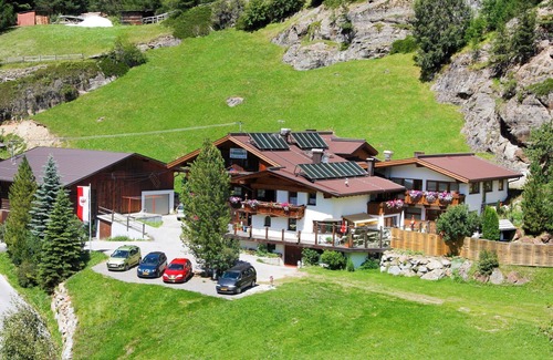 Soelden Apartment | Cosy apartment for 7 guests with WIFI, TV, balcony and parking