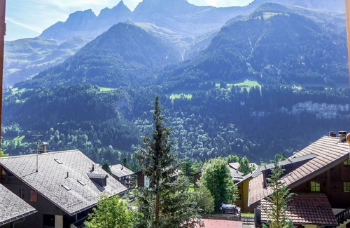 Champery Apartment | Cosy apartment for 7 people with WIFI, TV, patio, panoramic view and parking