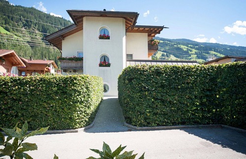 Zillertal Apartment | Cosy apartment for 8 guests with WIFI, TV, balcony and parking