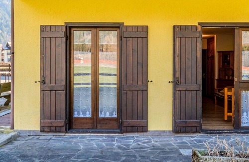 Pinzolo Apartment | Cosy apartment for 8 guests with TV, panoramic view and parking