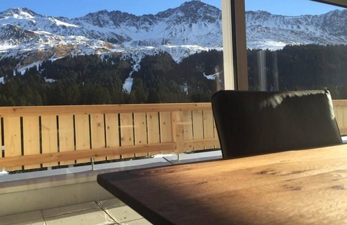 Valbella Apartment | Cosy apartment for 8 people with WIFI, TV and balcony