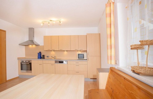 Hainzenberg Apartment | Cosy apartment for 4 guests with WIFI, TV and parking