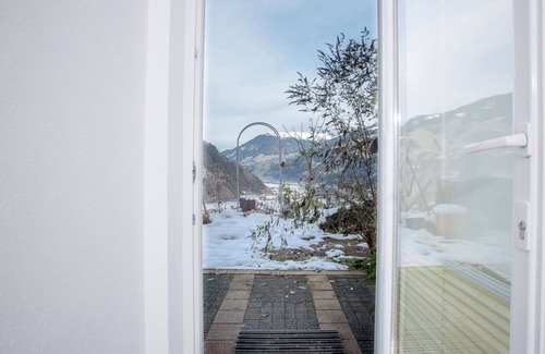 Hainzenberg Apartment | Cosy apartment for 4 guests with WIFI, TV and parking