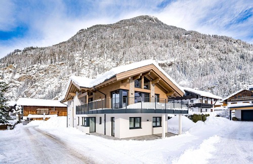 Unterlaengenfeld Apartment | Cosy apartment for 5 people with WIFI, TV, patio, panoramic view and parking
