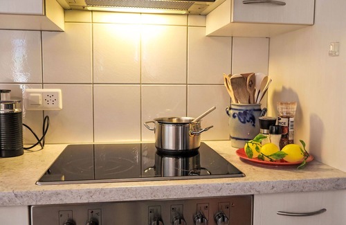 Kandersteg Apartment | Cosy apartment for 4 guests with WIFI, TV, balcony, pets allowed, panoramic view and parking