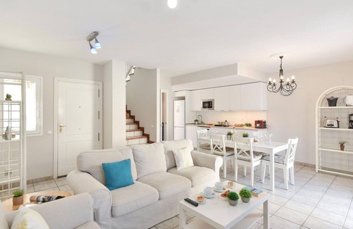 Pasito Blanco Apartment | Cosy apartment for 4 people with A/C, pool, WIFI, TV, terrace, pets allowed and parking