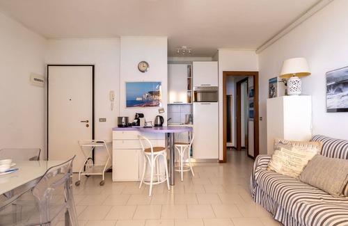 Ospedaletti Apartment | Cosy apartment for 4 people with A/C, WIFI, pool, terrace and pets allowed