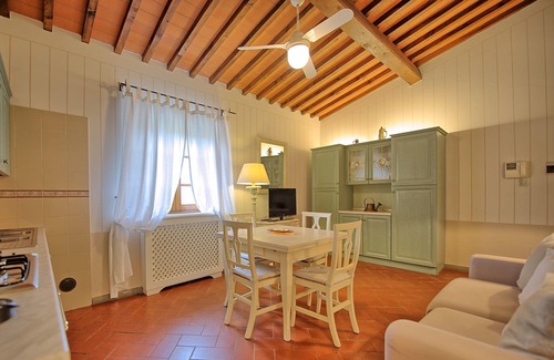 Montespertoli Apartment | Cosy apartment for 4 guests with WIFI, pool, A/C, TV and parking