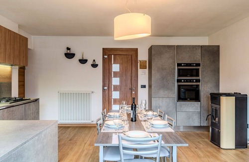 Morbegno Apartment | Cosy apartment for 6 guests with WIFI, A/C, TV, patio and pets allowed