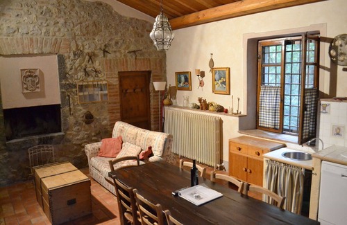 Monteleone d'Orvieto Apartment | Cosy apartment for 8 people with pool, WIFI, TV and parking