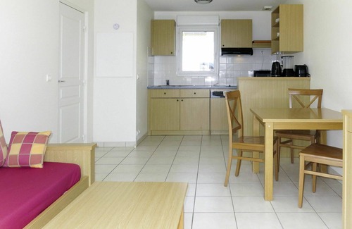 Azay-le-Rideau House | Cosy apartment in villa for 4 guests with WIFI, pool, TV, terrace, pets allowed and parking