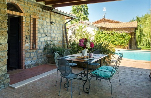 Montefiascone Villa | Cosy apartment in villa with pool, WIFI, TV, patio, pets allowed, panoramic view and parking